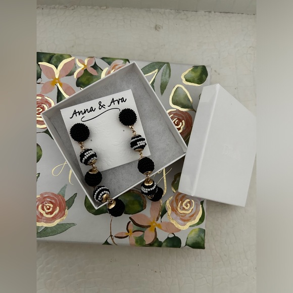 ❄️5/$25 Anna and Ava Statement Earrings NIB! - Picture 4 of 4